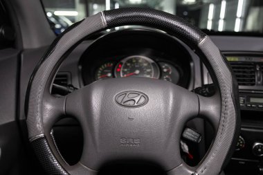 Novosibirsk, Rusya 10 Şubat 2020: Tucson Hyundai, Auto Interior: Kırmızı logo Tucson ve hız göstergesi ve taktik ölçer