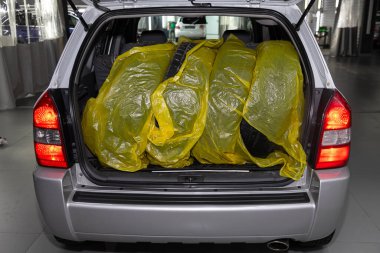 Novosibirsk, Rusya 10 Şubat 2020: Tucson Hyundai, geniş açık sandık, ön görüş 