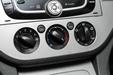 Novosibirsk, Rusya 4 Mart 2020: Ford Kuga, kabindeki araba sıcaklığı kontrol panelini kapat: klima, havalandırma derecesi ve enflasyon yönü