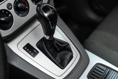 Novosibirsk, Rusya 4 Mart 2020: Ford Kuga, İç araba, otomatik vites kolu.; 