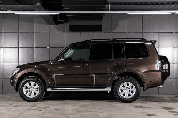 Novosibirsk Rússia Fevereiro 2020 Novo Marrom Mitsubishi Pajero Vista Lateral — Fotografia de Stock