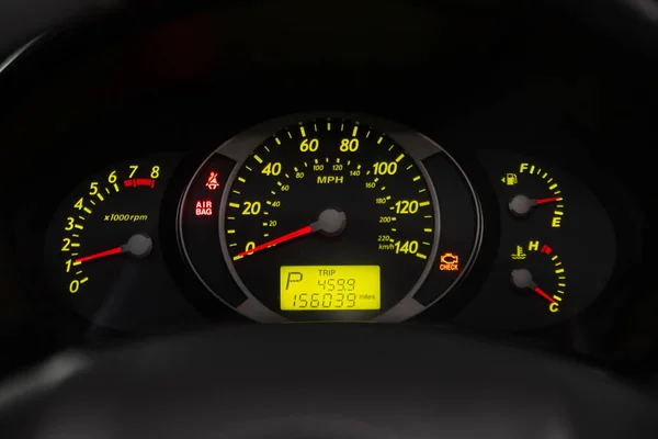 2020年2月10日 图森现代 Tucson Hyundai 测速计 测距156 000公里的里程表 仪表盘 前灯符号 — 图库照片