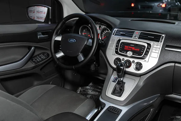 Novosibirsk Rusland Maart 2020 Ford Kuga Auto Interieur Stuurwiel Versnellingspook — Stockfoto