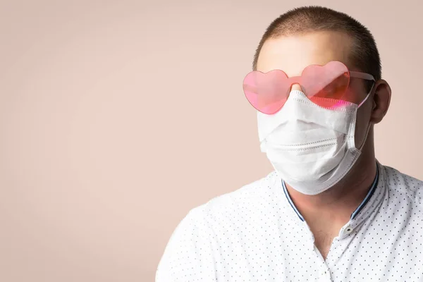 Joven Positivo Con Gafas Sol Corazón Rosa Máscara Higiénica Para —  Fotos de Stock