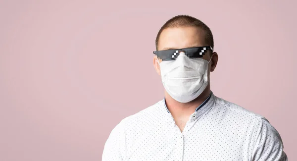 Homem Jovem Positivo Vestindo Pixel Vidro Solar Máscara Higiênica Para — Fotografia de Stock