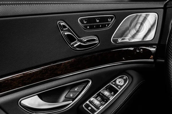 Yeni Bir Arabanın Kapı Kontrol Paneline Yakın Çekim Pencere Kontrol — Stok fotoğraf