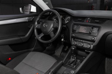 Novosibirsk, Rusya 15 Şubat 2020 Scoda Octavia, lüks araba İçişleri - direksiyon, vites kolu, multimedya sistemi, sürücü koltukları ve gösterge paneli