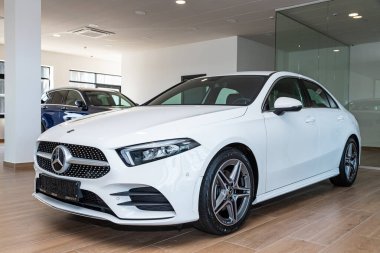 Novosibirsk, Rusya 2 Nisan 2020 beyaz lüks Mercedes Benz A200, ön manzara. Almanya 'da siyah arka planda park edilmiş yeni pahalı modern sedan.