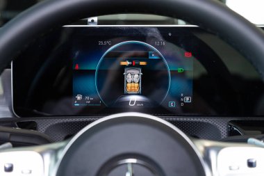 Novosibirsk, Rusya 2 Nisan 2020 yeni Mercedes Benz A200, 70 kilometre menzili, takometresi, far sembolü olan kilometre sayacı.