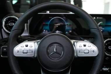 Novosibirsk, Rusya 02 Nisan 2020 Mercedes Benz A200, Araç içi: Kırmızı logolu direksiyon Mercedes ve taktik ölçer