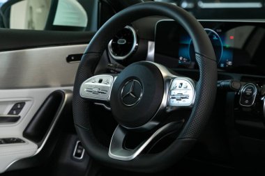 Novosibirsk, Rusya 02 Nisan 2020 Mercedes Benz A200, Araç içi: Kırmızı logolu direksiyon Mercedes ve taktik ölçer