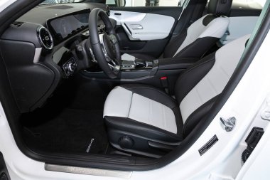 Novosibirsk, Rusya 2 Nisan 2020 Mercedes Benz A200, lüks araba İçişleri - direksiyon, vites kolu, multimedya sistemi, sürücü koltukları ve gösterge paneli