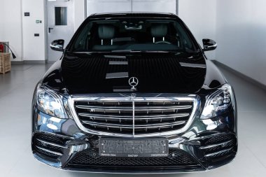 Novosibirsk, Rusya 2 Nisan 2020 siyah lüks Mercedes-Benz S-sınıfı, ön manzara. Almanya 'da siyah arka planda park edilmiş yeni pahalı modern sedan.