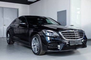 Novosibirsk, Rusya 2 Nisan 2020 siyah lüks Mercedes-Benz S-sınıfı, ön manzara. Almanya 'da siyah arka planda park edilmiş yeni pahalı modern sedan.