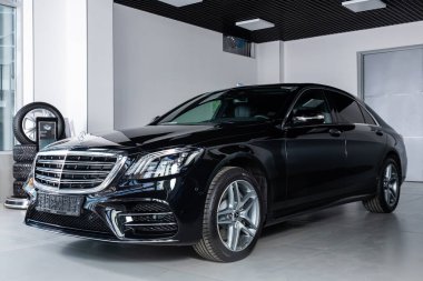 Novosibirsk, Rusya 2 Nisan 2020 siyah lüks Mercedes-Benz S-sınıfı, ön manzara. Almanya 'da siyah arka planda park edilmiş yeni pahalı modern sedan.