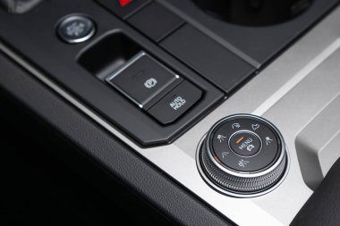 Novosibirsk, Rusya 2 Nisan 2020 Volkswagen Touareg, otopark sistemlerine yakın çekim, oto tutuş, kilit, off-road, süspansiyon ayarlama düğmeleri. Arabanın otomatik vites kutusu, arabanın içi.