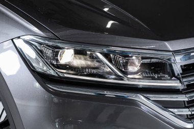 Novosibirsk, Rusya 2 Nisan 2020 Volkswagen Touareg, Gri SUV 'nin güzel, temiz farları.