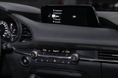 Novosibirsk, Rusya 3 Mart 2020 Mazda 3, merkezi kontrol paneline yakın çekim, müzik ve radyo ile izleme, havalandırmanın ayarlanması, klima, oyuncu. modern araba iç mimarisi