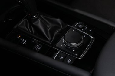 Novosibirsk, Rusya 3 Mart 2020 Mazda 3, otomatik vites kutusunun yakın görüntüsü. İç araba, otomatik vites kolu.