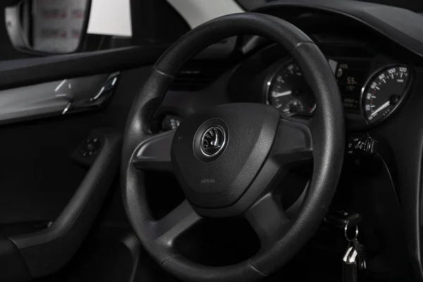 러시아의 노보시비르스크 2020 Scoda Octavia Auto Interior Steering Wheel Red — 스톡 사진