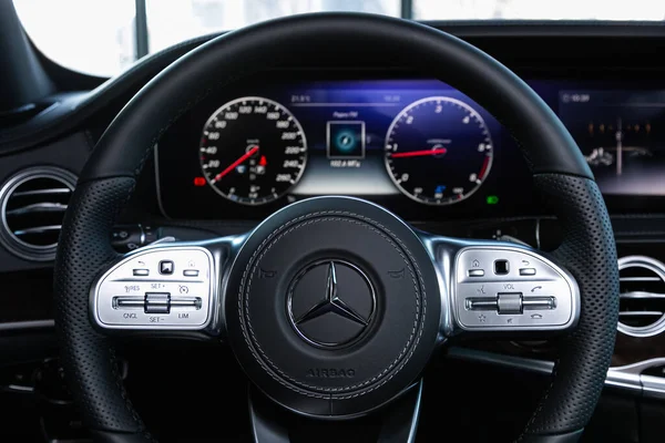 2020年4月2日 俄罗斯Novosibirsk Mercedes Benz Class Auto Interior Steering Wheel Red — 图库照片