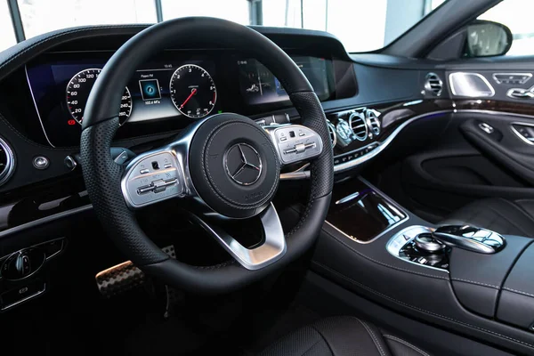 2020年4月2日 俄罗斯Novosibirsk Mercedes Benz Class 豪华轿车 方向盘 换档杆 多媒体系统 驾驶座和仪表盘 — 图库照片
