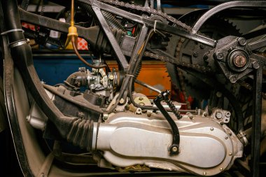Eski motosiklet, ATV motor bloğu. Motorun motorunu biçmek için aç. 