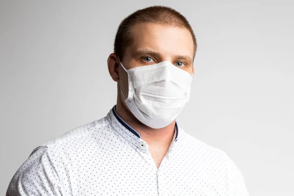 Mladý Muž Nosí Masky Aby Zabránil Znečištění Ovzduší Oparu Prachu — Stock fotografie