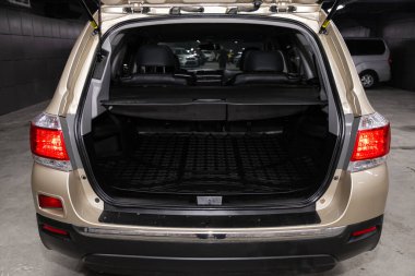 Novosibirsk / Rusya 15 Şubat 2020: Toyota Highlander, bagajı açık bir arabanın arka görüntüsü. Modern bir arabanın dışı.