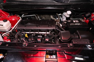Novosibirsk / Rusya 15 Şubat 2020: Hyundai Ix35, temiz bir motor bloğunun kapatılması, İçten yanmalı motor