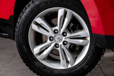 Novosibirsk / Rusya 15 Şubat 2020: Hyundai Ix35, tampon, alaşım tekerleği yakın plan, kırılan araba detayı 