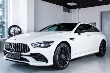Novosibirsk / Rusya Nisan 06, 2020: beyaz modern Mercedes AMG GT 43, ön görüş. Beyaz arka planda yeni pahalı modern sedan. 