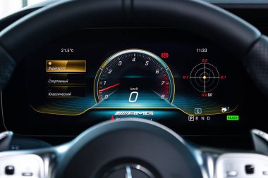 Novosibirsk / Rusya 06 Nisan 2020: Mercedes AMG GT 43, gösterge paneli aydınlatma, hız göstergesi, takometre, yakıt seviyesi, su sıcaklığı ve daha fazlası ile aydınlatıldı