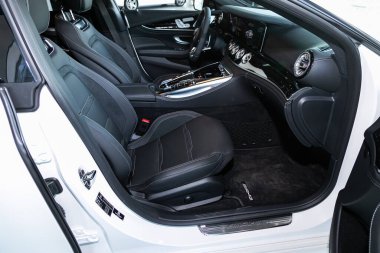 Novosibirsk / Rusya 06 Nisan 2020: Mercedes AMG GT 43, gösterge paneli, monitör, direksiyon, gaz kolu, düğmeler, koltuklar. Araba içeride. 