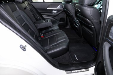 Novosibirsk / Rusya Nisan 06, 2020: Mercedes-Benz GLE-sınıfı, rahat araba içeride. Arabanın içi temiz: siyah arka koltuklar, başlıklar ve kemer. 