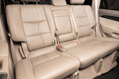 Novosibirsk / Rusya 22 Mart 2020: Toyota Land Cruiser Prado, Comfort Car in inside. Arabanın içi temiz: bej arka koltuklar, başlıklar ve kemer. 