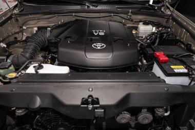 Novosibirsk / Rusya 22 Mart 2020: Toyota Land Cruiser Prado, temiz bir motor bloğunun kapatılması, İçten yanmalı motor