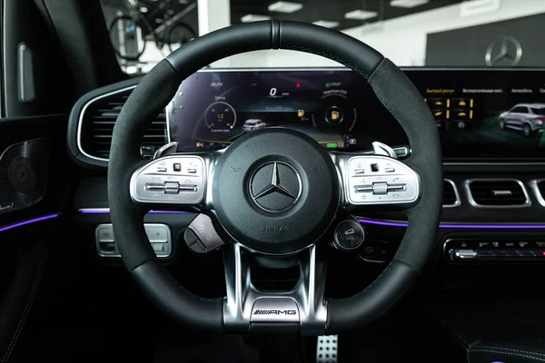 2020年4月6日 俄罗斯Novosibirsk Mercedes Benz Gle Class 新型跑车沙龙 仪表盘 带有标志和按钮的方向盘 — 图库照片