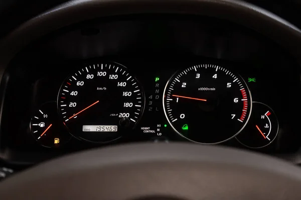 2020年3月22日 丰田Land Cruiser Prado 丰田越野车的仪表盘被强光 速度计 速度计 速度计 燃料电平 水温等照明 — 图库照片