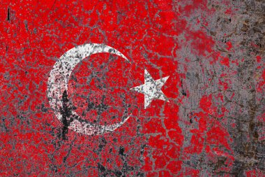 Eski kabuk döşeme duvarında Türkiye 'nin ulusal bayrağı. Ulusal gurur kavramı ve ülkenin sembolü..