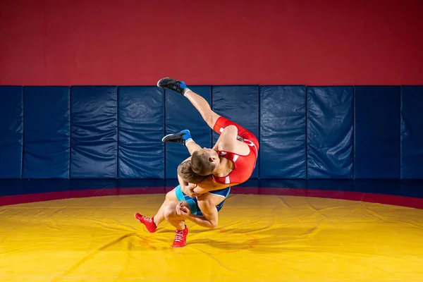 Koncepcja Uczciwego Wrestlingu Dwóch Grecko Rzymskich Zapaśników Strojach Sportowych Rzuca — Zdjęcie stockowe