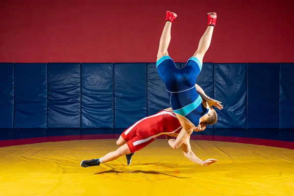 公正なレスリングの概念 スポーツウェアを着た2人のグレコ ローマの力士が 体操着のレスリングカーペットの上で背中を投げます — ストック写真