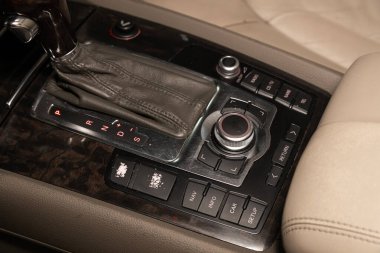 Novosibirsk / Rusya 02 Nisan 2020: Audi Q7, Vites değişimi. Arabanın otomatik vites kutusu, arabanın içi.