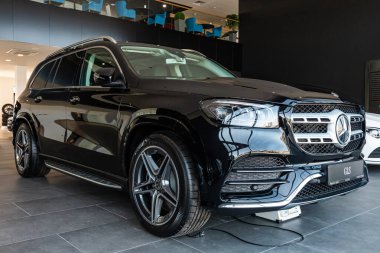 Novosibirsk / Rusya Nisan 06, 2020:, siyah Mercedes-Benz GLS-sınıfı 450, orta menzilli lüks SUV. Koyu arka planda park yeri üzerine yeni pahalı modern geçiş. 