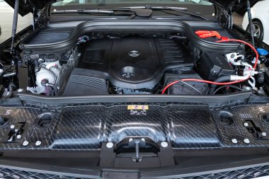 Novosibirsk / Rusya 06 Nisan 2020: Mercedes-Benz GLS-sınıfı 450, araba motoru yakın plan. İçten yanmalı motor, araba parçaları, ayrıştırma