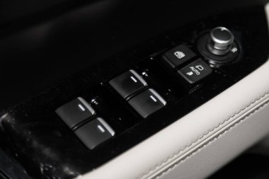 Novosibirsk / Rusya 23 Şubat 2020: MAZDA CX-5, yeni bir arabanın kapı kontrol paneline yakın çekim. Pencere kontrol paneli, kapı kilidi düğmesi ve ayna kontrollü kol dinlenmesi. 