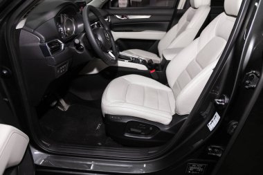 Novosibirsk / Rusya 23 Şubat 2020: MAZDA CX-5, lüks araba İçişleri - direksiyon, vites kolu, multimedya sistemi, sürücü koltukları ve gösterge paneli