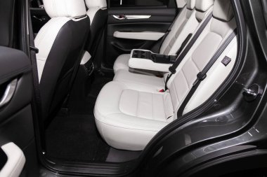 Novosibirsk / Rusya 23 Şubat 2020: MAZDA CX-5, Comfort Car in inside. Arabanın içi temiz: beyaz arka koltuklar, başlıklar ve kemer. 