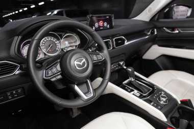 Novosibirsk / Rusya 23 Şubat 2020: MAZDA CX-5, lüks araba İçişleri - direksiyon, vites kolu, multimedya sistemi, sürücü koltukları ve gösterge paneli