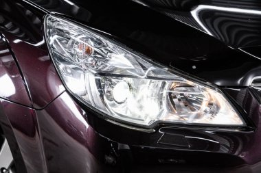 Novosibirsk / Rusya 23 Şubat 2020: Subaru Outback, Detaylı arabanın güzelliği kahverengi SUV 'nin temiz farları